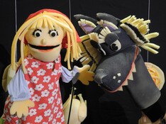 Pupazzi e attori insieme sul palco della Distilleria per “Cappuccetto Bambina Impertinente”