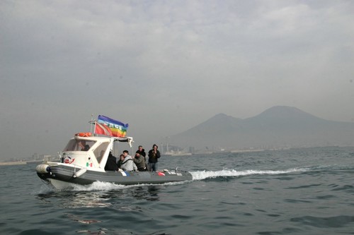 Manifestazione del Comitato Pace, Disarmo e Smilitarizzazione del territorio - Campania contro la presenza nelle acque del golfo di Napoli della portaerei militare a propulsione nucleare Harry S. Trum