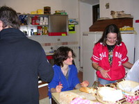 volontarie al lavoro in cucina