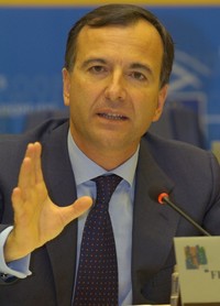 FRATTINI: IL TRAFFICO D'ARMI C'E', E PASSA PER LA SIRIA