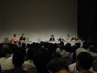 Simposio sul tema "Collegare la pace all'ambiente - dall'atteggiamento antropocentrico alla sicurezza di tutti gli esseri viventi" (sul palco da sinistra: Ai Onoda di Peace Boat, ambientalista giapponese Shin'ichi Tsuji, (traduttrice) Alice Slater di Nuclear Age Peace Fondation in USA, Jun Hirokawa di Greenpeace Japan poi Auki Tituana, sindaco del Cotakachi in Ecuador affiancato da un'interprete)