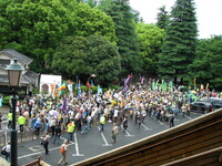 Finita la conferenza si forma un corteo che attraverserà Ginza