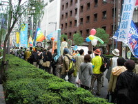 per una delle vie principali di Ginza a Tokyo
