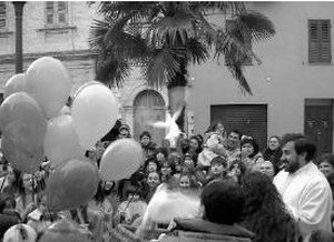 Don Silvio con i bambini della parrocchia