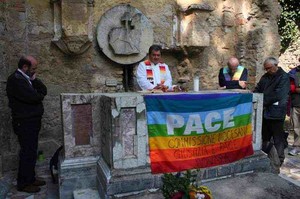 Preghiera nel cimitero di Marzabotto