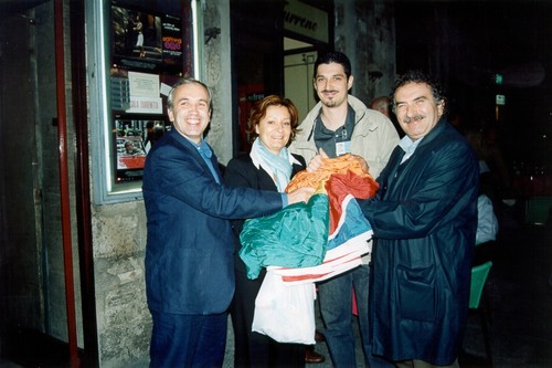 5a Assemblea dell'ONU dei Popoli - I rappresentanti del comune di Verona consegnano a Flavio Lotti, coordinatore della Tavola della Pace, il bandierone della pace partito della Franciacorta e ricevuto
