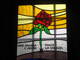 Particolare dalla cappella della Casa per la pace: vetrata artistica di Cornelia Rota, raffigurante la rosa che spunta dal filo spinato. Nascita di Pax Christi nel campo di sterminio nazista