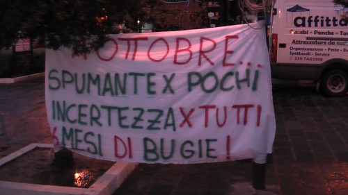 striscione alla manifestazione
