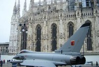 Italia: Marcia mondiale della pace a Trieste, Eurofighter in piazza Duomo a Milano