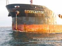 Nave di proprietà Ilva, Sidercastor, nel Mar Grande di Taranto