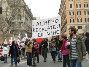 Roma sabato 20 marzo, manifestazione nazionale perché l'acqua rimanga un bene pubblico. Sono online le foto del corteo. Il 22 marzo a Nairobi si celebra la giornata mondiale dell'acqua.