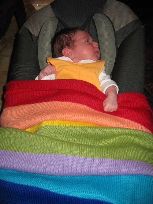 Ciao oltre ad avere esposto la bandiera al nostro balcone quando è nata Arianna (il 1 settembre 2003) le abbiamo fatto confezionare una ...coperta della pace dalla nonna. Simona, Federico ed Arianna,