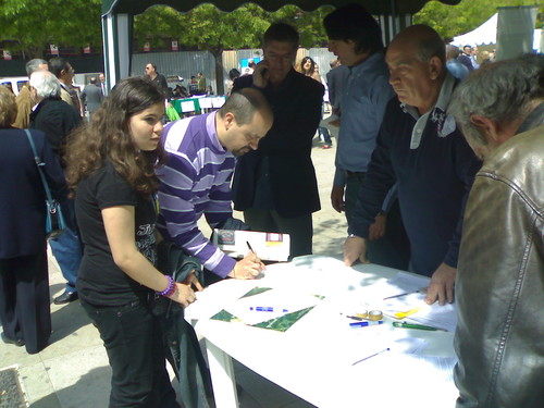 C'è grande preoccupazione in città per la diossina: è una sostanza genotossica. Può cioè modificare il DNA trasmesso dai genitori ai figli. Per questo la gente a Taranto sostiene convintamente le iniziative contro la diossina. In tanti erano oggi a firmare in Piazza della Vittoria.
