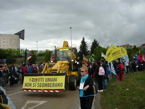 Alcune immagini dalla Marcia per la Pace Perugia Assisi del 16 maggio 2010. La ruspa di Amnesty