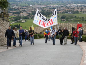 Continuare a camminare su percorsi difficili e rischiosi. Ma per volere la pace serve anche questo.