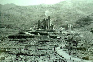 Uragami Tenshudo subito dopo il bombardamento