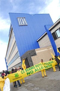 Taranto, blitz con tute e mascherine antigas in occasione della presentazione del Rapporto ambiente e sicurezza di ILVA