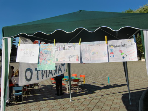 durante la raccolta firme organizzata dal Comitato Donne per Taranto, abbiamo lasciato che anche i bambini potessero metter la "loro" firme: e quale modo migliore se non fargli fare un bel disegno