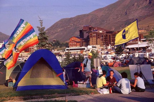 Il nostro accampamento di tende a 1850 m sul livello del mare, chiamato "campo pace", segnalato dalle nostre bandiere della pace che hanno sventolato per tre giorni in Francia in occasione della tappa