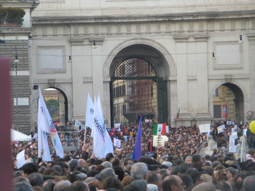 La folla non riesce ad attraversare Porta del Popolo ..Bellezza e intelligenza non siano comprate dai potenti