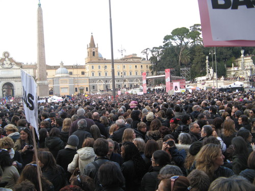 Una cultura diffusa propone alle giovani generazioni di raggiungere mete scintillanti e facili guadagni offrendo bellezza e intelligenza al potente di turno