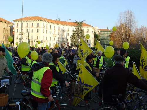 Bici e bandiere in aumento
