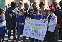 Una piazza che dice basta
