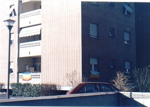 Non sono andata a Roma per motivi familiari, ma da tempo ho esposto le bandiere della pace alle mie finestre. Eccole. La manifestazione è stata grandiosa, ho seguito Radio Popolare. Saluti cari, con