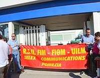 Sciopero in fabbrica d'armi da guerra alla Selex di Pomezia tafferugli tra operai