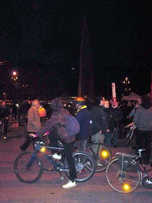 Ciclisti la sera in piazza Cairoli