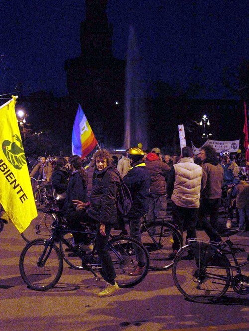 Ciclisti la sera in piazza Cairoli