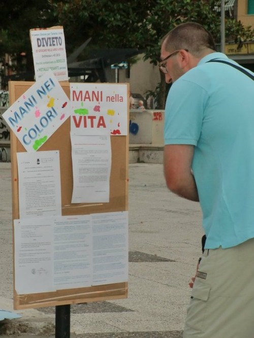 Notizie sull'iniziativa e sull'ordinanza del Comune che nel 2010 ha vietato nel quartiere il gioco a contatto con il terreno