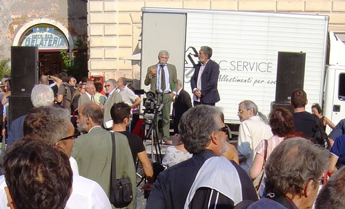 Pantheon 29 settembre 2011. Il presidio organizzato dal "Comitato per la libertà e il diritto all'informazione, alla cultura e allo spettacolo" a cui hanno preso parte esponenti della Federazione nazionale della stampa italiana, Cgil, Articolo 21, Libertà e Giustizia, Libera Informazione, Valigia Blu, la Tavola della Pace