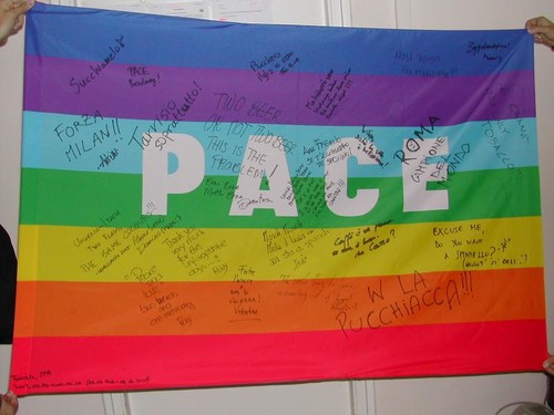 La mia banderia arriva da Tarvisio, dove i miei amici mi hanno scritto pensieri di Pace e amicizia. Questa banderia adesso è in Ungheria. Qui non ci sono queste banderie. Purtroppo. Ciao. Pietro "Ha