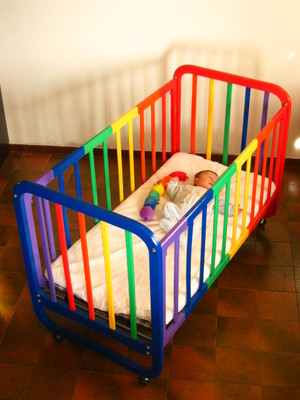 Lorenzo riposa nel "lettino della pace" preparato da papà Stefano.