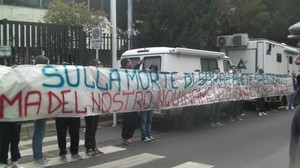 Manifestazione pacifica davanti al Tribunale di Taranto dei ragazzi di "Ammazza che piazza"