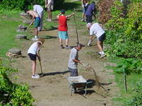 momento di lavoro nel giardino rinascimentale della Casa