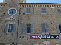Senigallia dice no con uno striscione alle spese militari