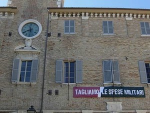 Striscione spese militari