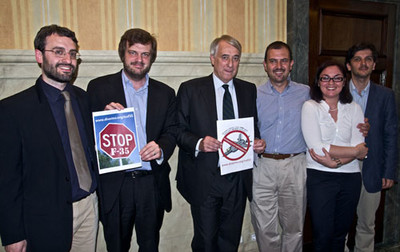 Pisapia e Majorino con gli esponenti della campagna Taglia le ali alle armi