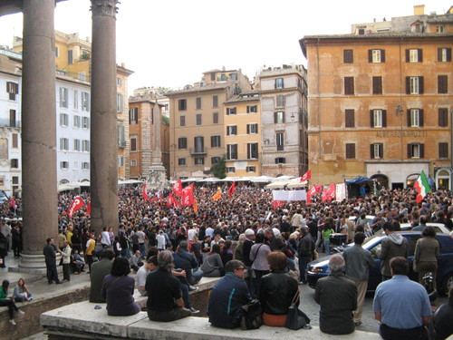Piazza del Pantheon vicina a Brindisi. Nella città oggi era previsto l'arrivo della carovana della legalità