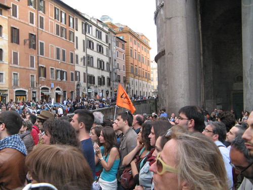 In piazza del Pantheon c'erano molti giovani, consapevoli che la risposta più importante a questo attacco feroce è quella che sapranno dare insieme