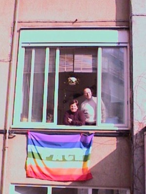 Questa è una delle due bandiere che abbiamo appeso a casa nostra, a Napoli. Loro sono i miei genitori, generalmente siamo poco d'accordo, ma per questa causa si ;-) Pace a tutti, Daniela