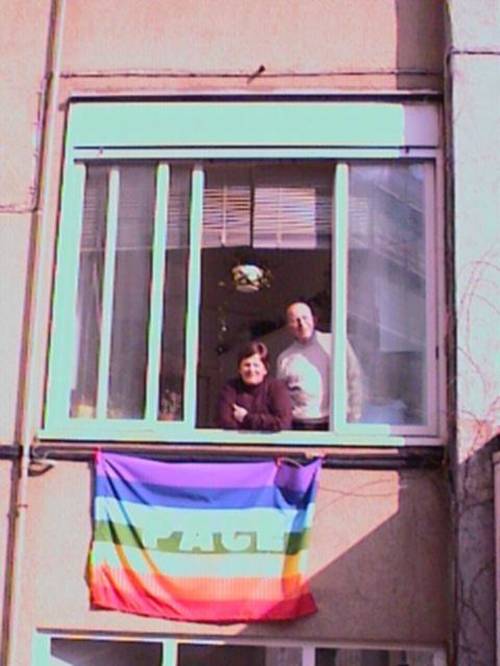 Questa è una delle due bandiere che abbiamo appeso a casa nostra, a Napoli. Loro sono i miei genitori, generalmente siamo poco d'accordo, ma per questa causa si ;-) Pace a tutti, Daniela