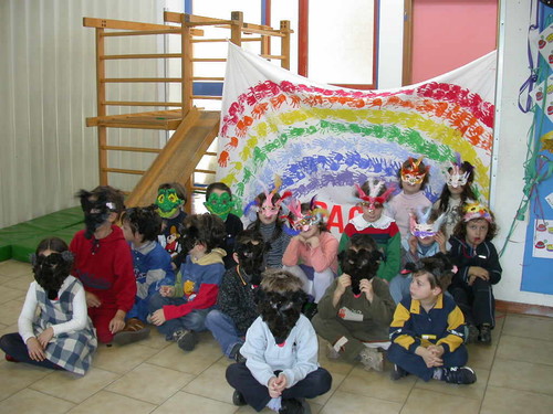 La bandiera fatta a "mano", in una scuola materna di Forlì.