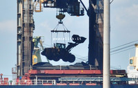 Cosa fa una pala meccanica nella stiva di una nave?