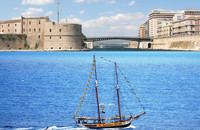Goletta Verde, tappa nel Mar Piccolo dopo uno spettacolare ingresso sotto il ponte girevole