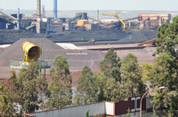 L'Ilva, un bambino che dice le bugie con le mani sporche di minerale difeso dai genitori complici al Governo