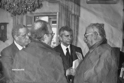 peppino corisi incontra in casa nichi vendola, gianni florido e ezio stefàno (fotografia ritratta da un ritaglio di giornale, non si detiene nè si rivendica la paternità dello scatto originale)