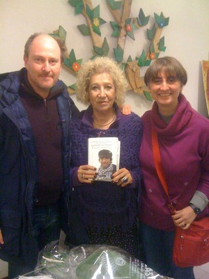 Con Egidia Beretta Arrigoni, madre di Vittorio Arrigoni- Vik Utopia, presso la Libreria Pagina18 di Saronno (MI)